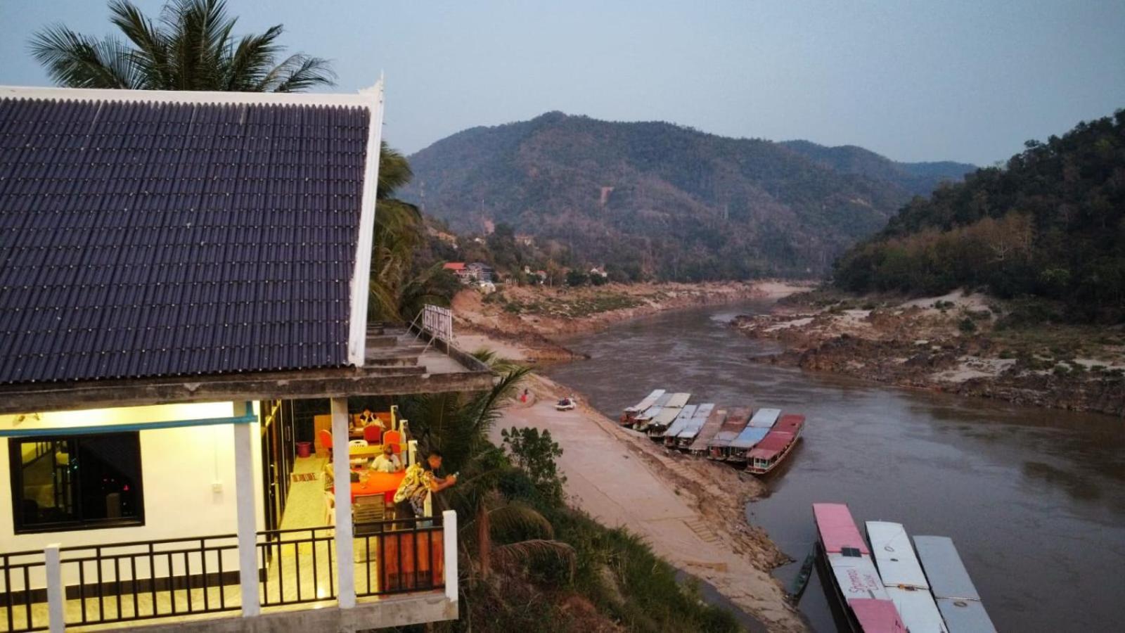 Inn Riverside Hostel Pb Muang Pakbèng Esterno foto