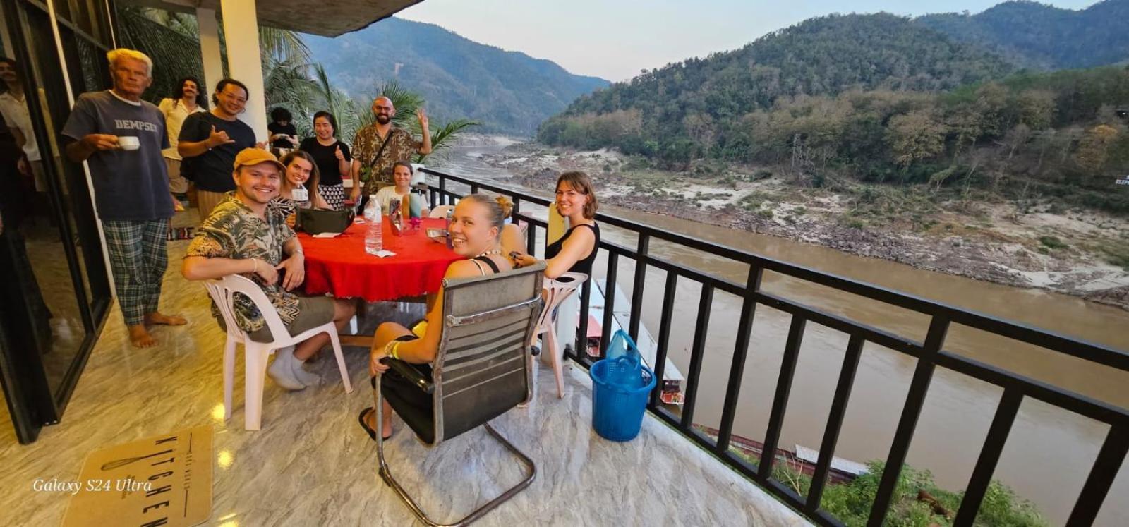 Inn Riverside Hostel Pb Muang Pakbèng Esterno foto