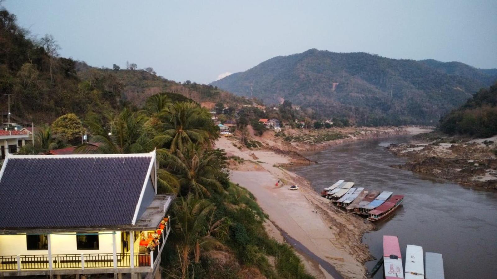Inn Riverside Hostel Pb Muang Pakbèng Esterno foto